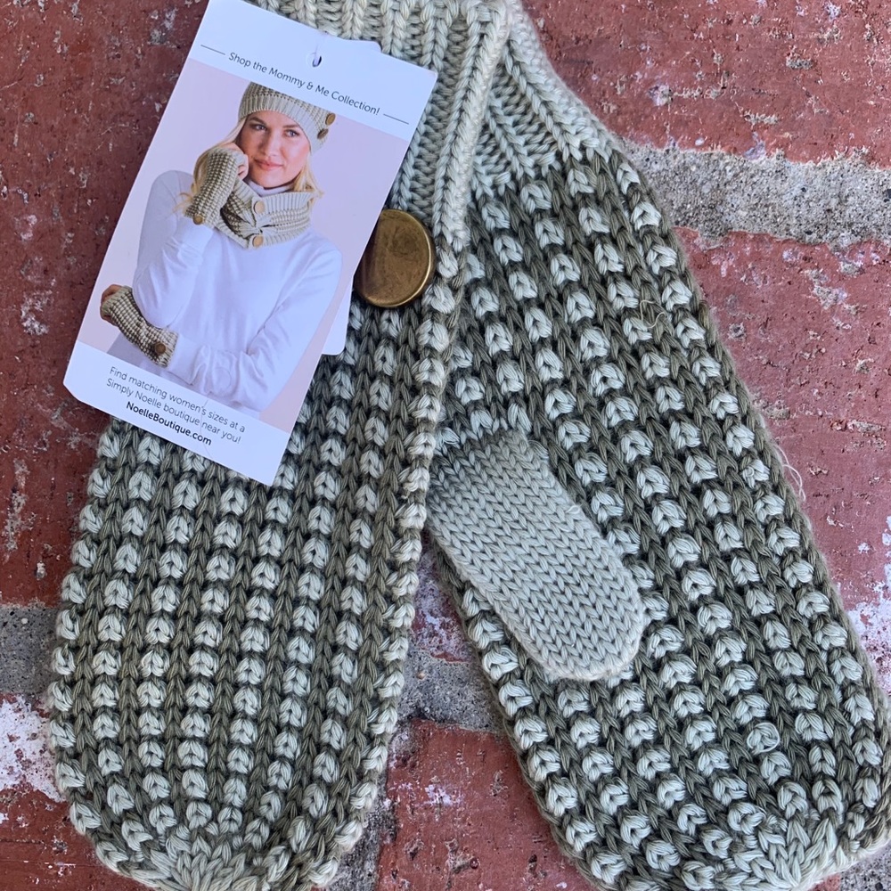 Noelle Couture. Minty green mittens